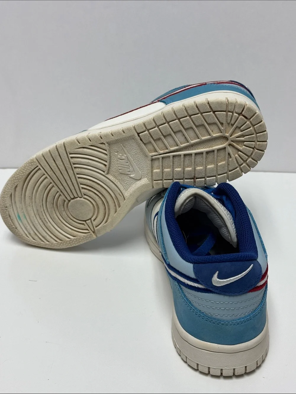 Nike Kids Low-Top Sneakers in White, Light Blue, Navy & Red